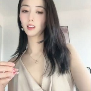 抖音网红美女鱼鱼自娱自乐高价定制打粑粑视频